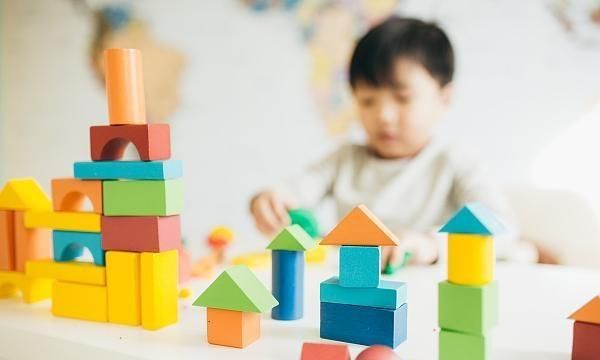 关注自闭症|和大家一样正常长大 我的孩子为何突然不说话?